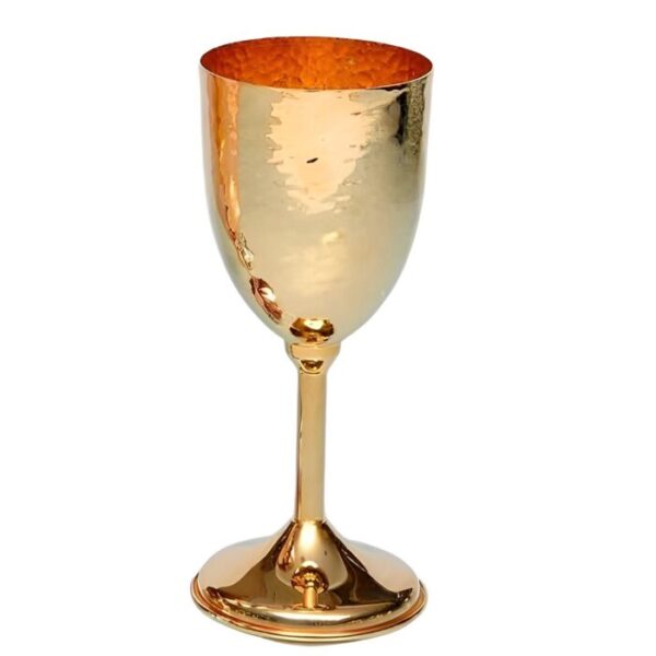 Ποτήρι κρασιού σε κίτρινο χρυσό